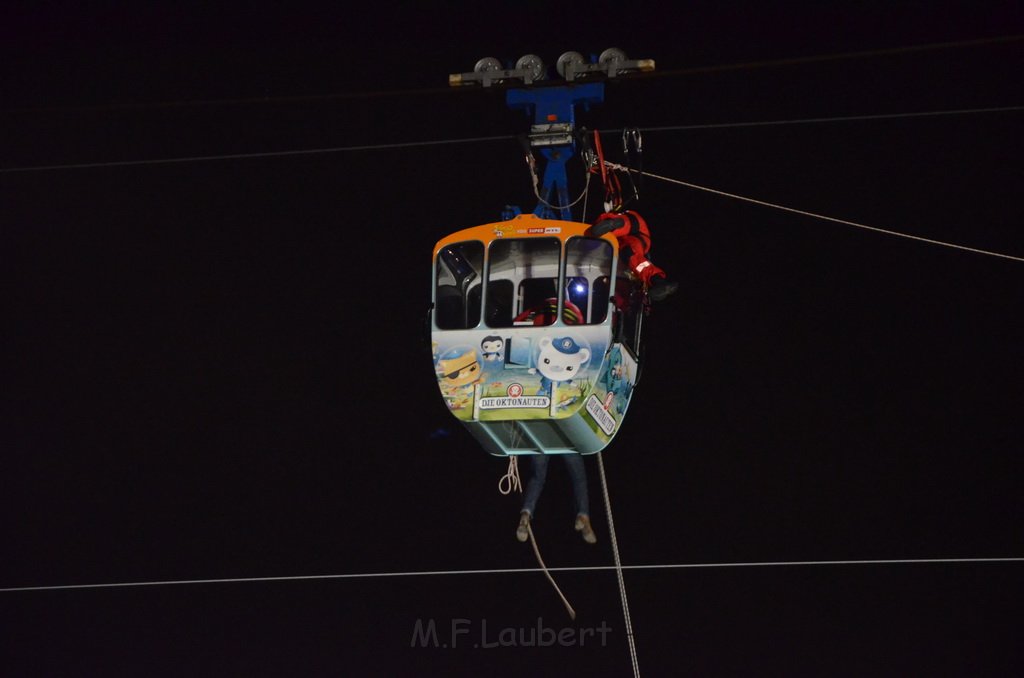 Einsatz BF Hoehenretter Koelner Seilbahn Hoehe Zoobruecke P2498.JPG